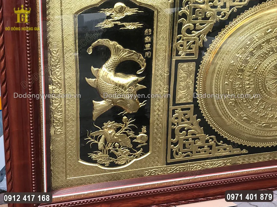 Đ&ocirc;i c&aacute; ch&eacute;p tr&ocirc;ng trăng được chạm th&uacute;c nổi c&acirc;n đối hai b&ecirc;n
